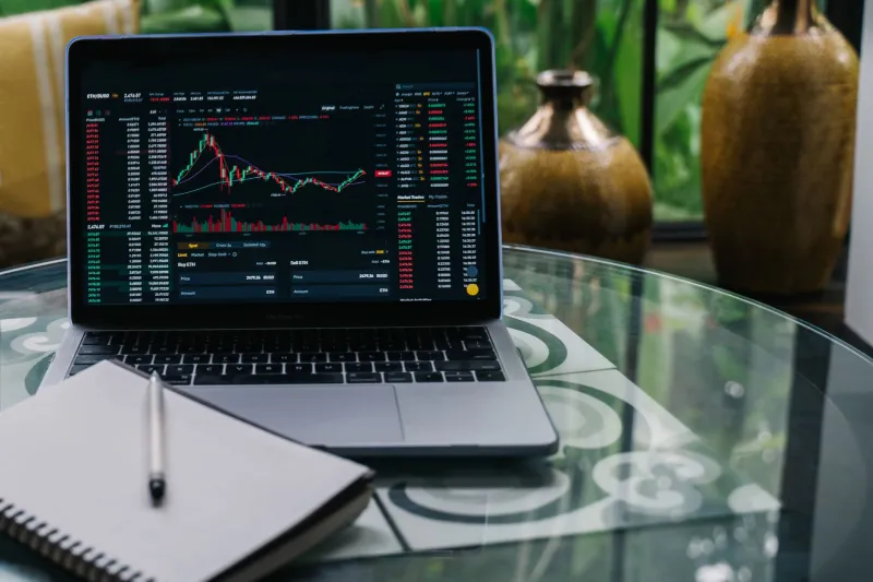 The Quiet Accumulator's Edge: How Dollar-Cost Averaging Turns Ordinary Investors Into Long-Term Crypto Rulers